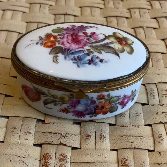VINTAGE FLORAL PORCELAIN TRINKET BOX - Picture 6 of 9